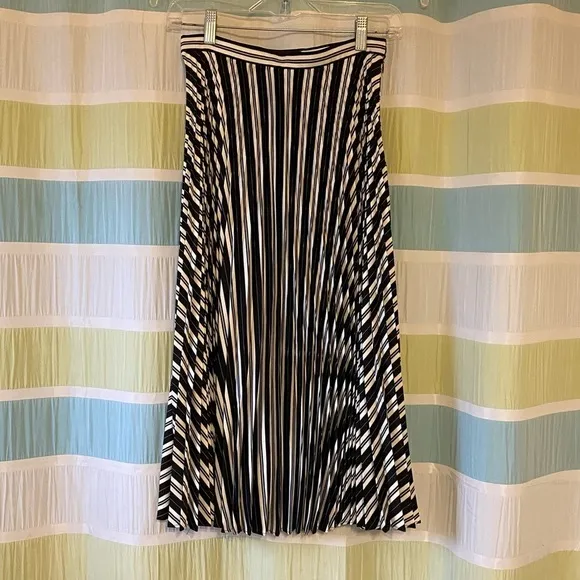 Club Monaco NWT Annina Skirt Striped Pleated Black &amp; White Sz 00