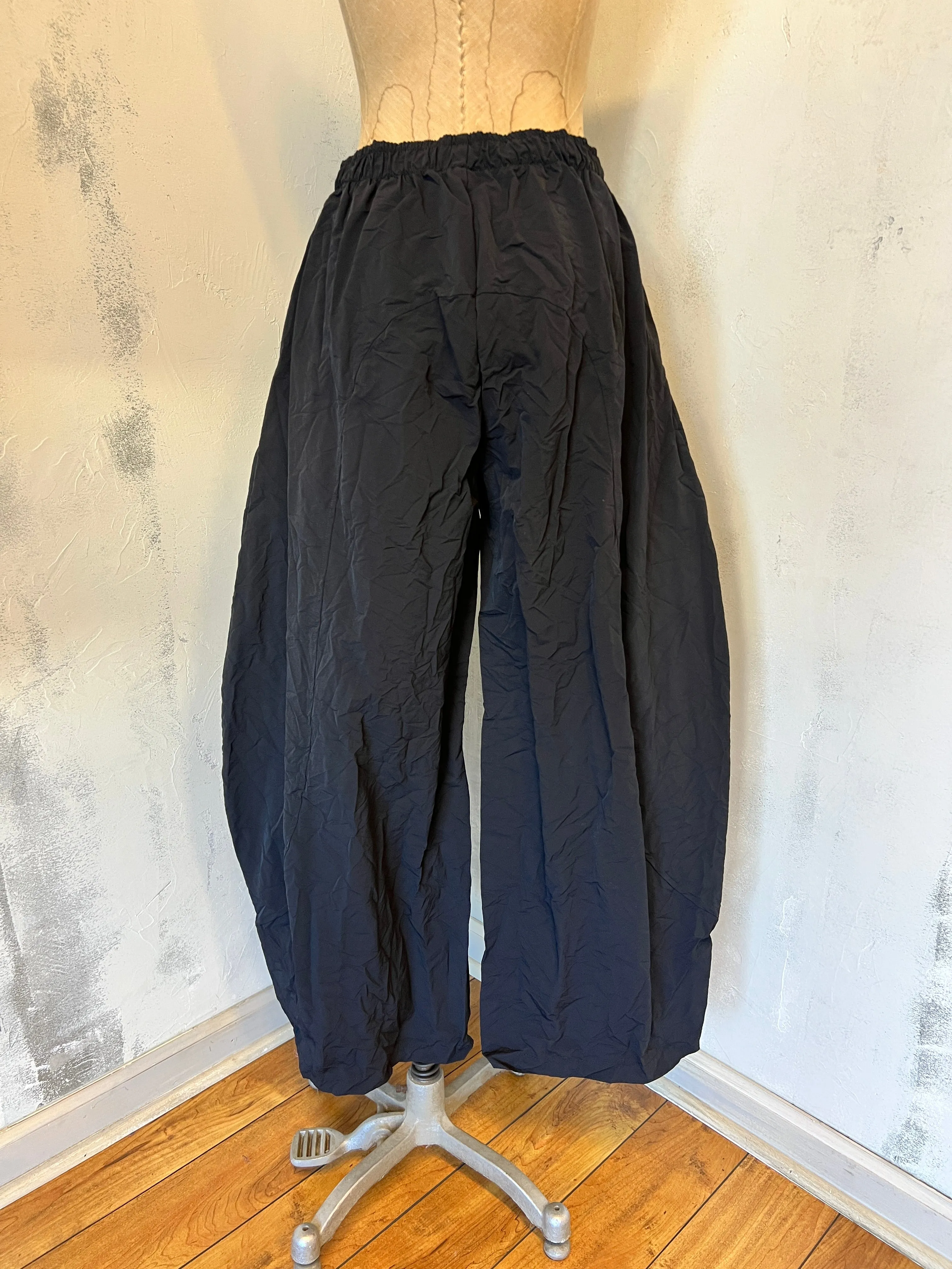 Crinkle Barel Pant in Black