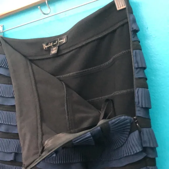 ELIZABETH &amp; JAMES BLACK/BLUE RUFFLED SKIRT•sz M