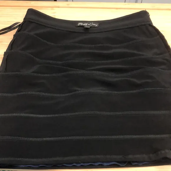 ELIZABETH &amp; JAMES BLACK/BLUE RUFFLED SKIRT•sz M
