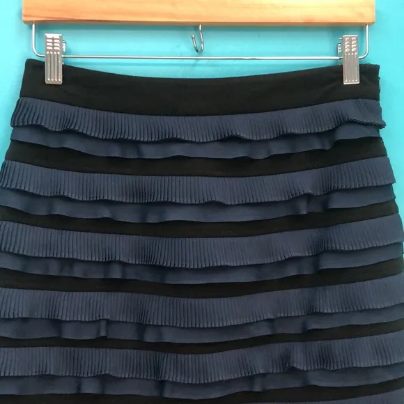 ELIZABETH &amp; JAMES BLACK/BLUE RUFFLED SKIRT•sz M