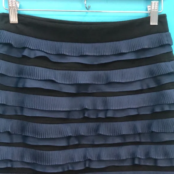 ELIZABETH &amp; JAMES BLACK/BLUE RUFFLED SKIRT•sz M
