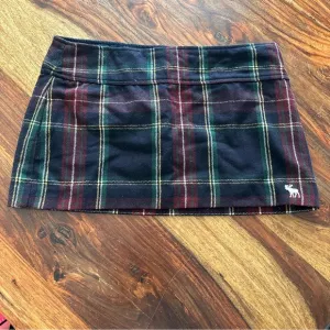 NWT Abercrombie &amp; Fitch Y2K Tartan Plaid Mini Skirt Red Green Size 4