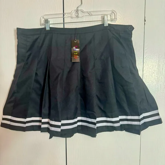 NWT. Delia’s Dolls Kill 3X skirt. black and white cheerleading style pleated