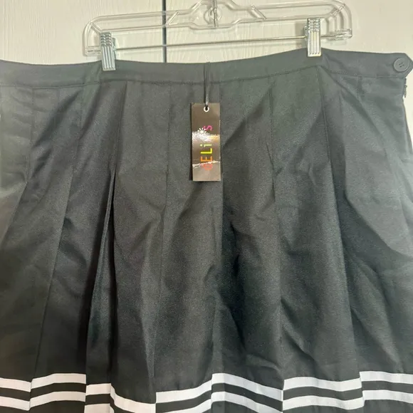 NWT. Delia’s Dolls Kill 3X skirt. black and white cheerleading style pleated