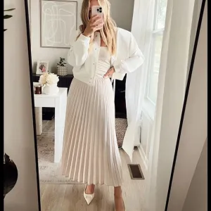 🤍PLEATED SATIN EFFECT SKIRT