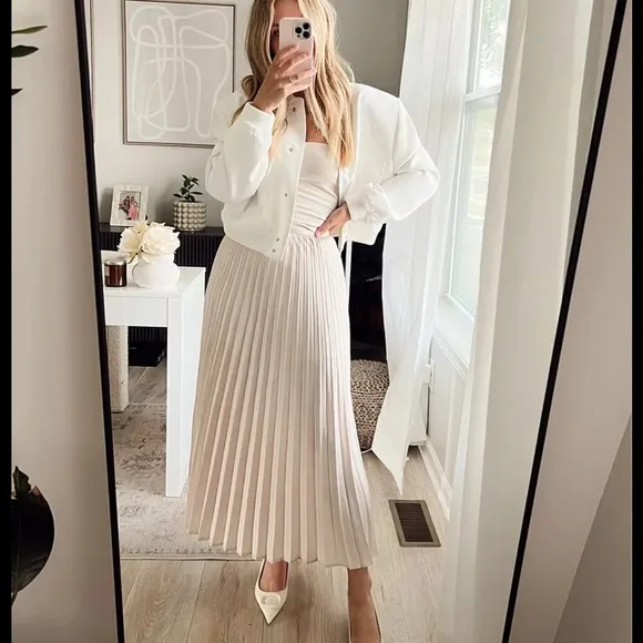 🤍PLEATED SATIN EFFECT SKIRT