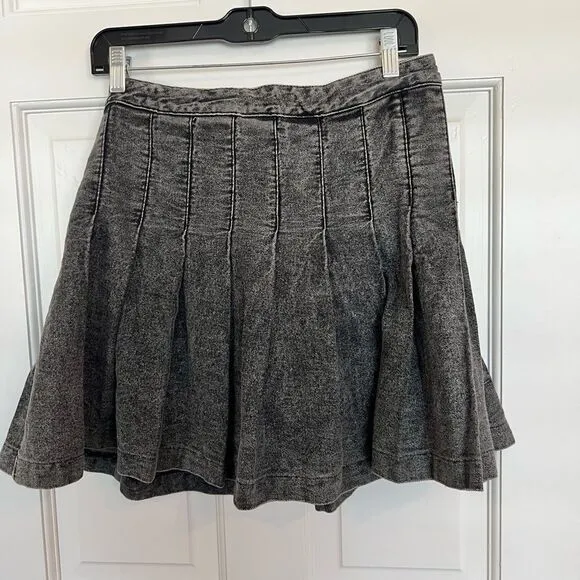 Signature 8 pleated skirt in acid wash black