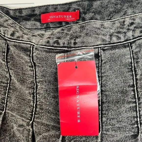 Signature 8 pleated skirt in acid wash black