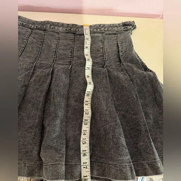 Signature 8 pleated skirt in acid wash black