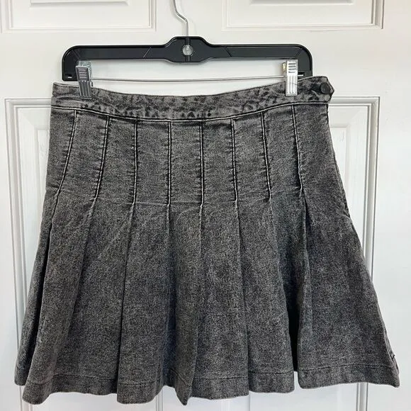 Signature 8 pleated skirt in acid wash black