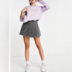 Signature 8 pleated skirt in acid wash black