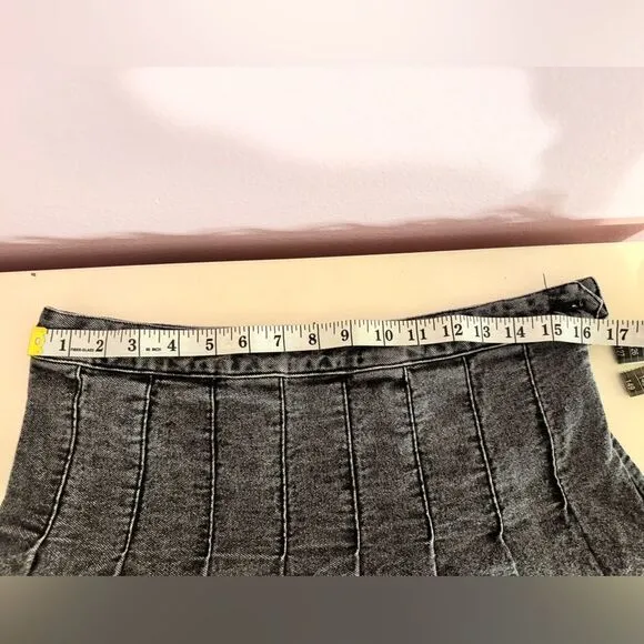 Signature 8 pleated skirt in acid wash black