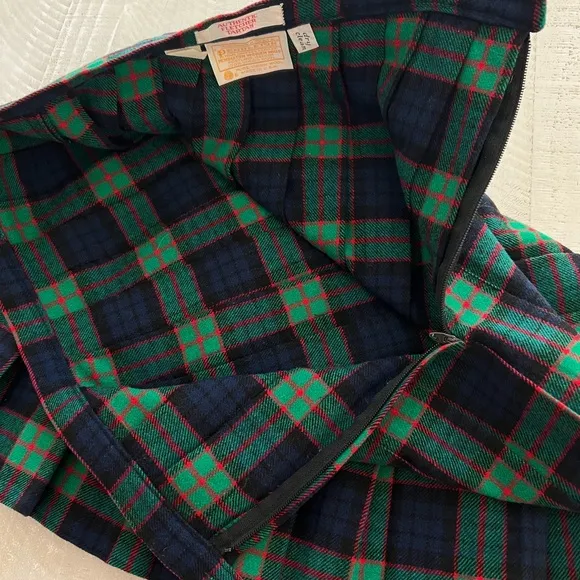 Vintage Woman’s Pendleton Wool Fletcher Tartan Plaid Pleated skirt in size 8