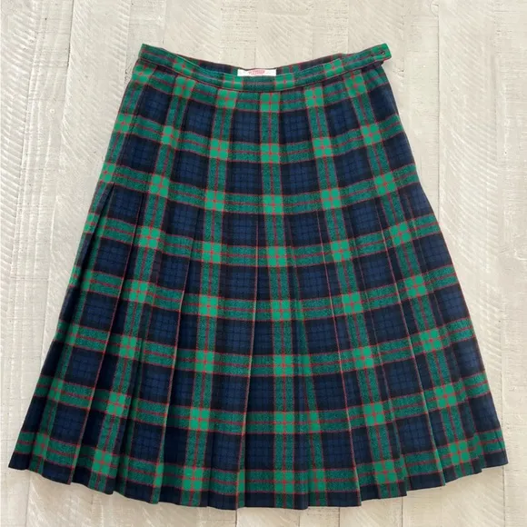 Vintage Woman’s Pendleton Wool Fletcher Tartan Plaid Pleated skirt in size 8