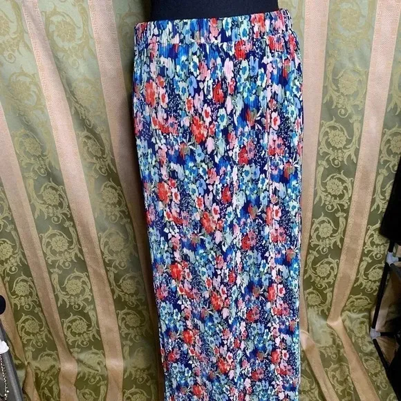 WAYF NWT Floral Multi Colored pleated Skirt Set size XL